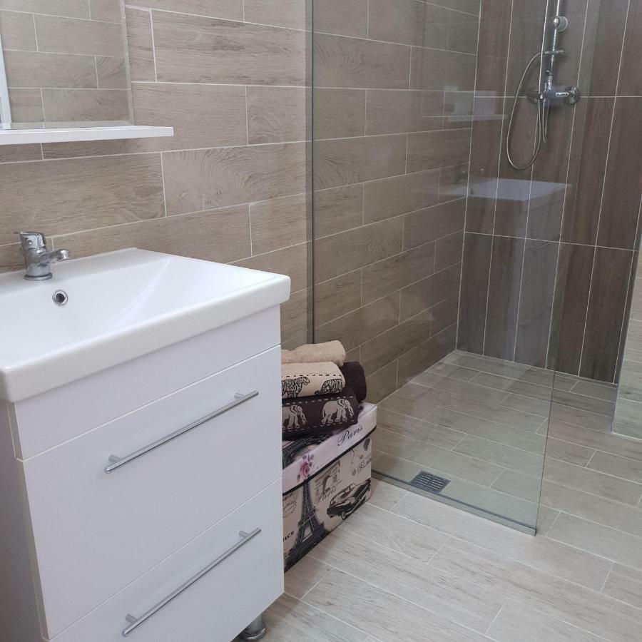 Unique Hotel Apartments Iasi Esterno foto